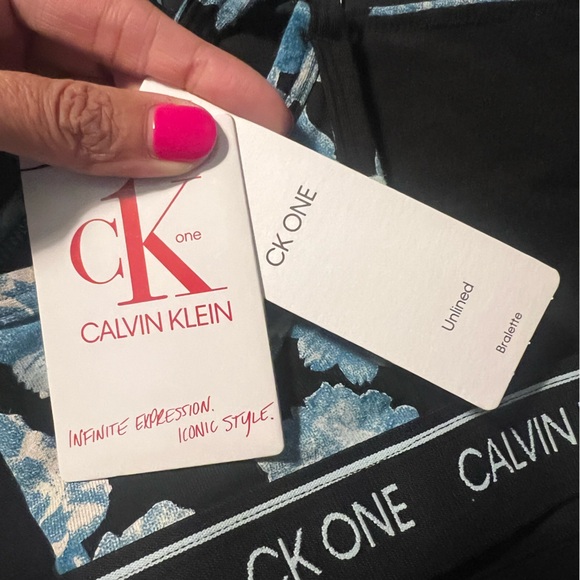 NWT black and blue rose print Calvin Klein unlined bralette size medium - Picture 2 of 4